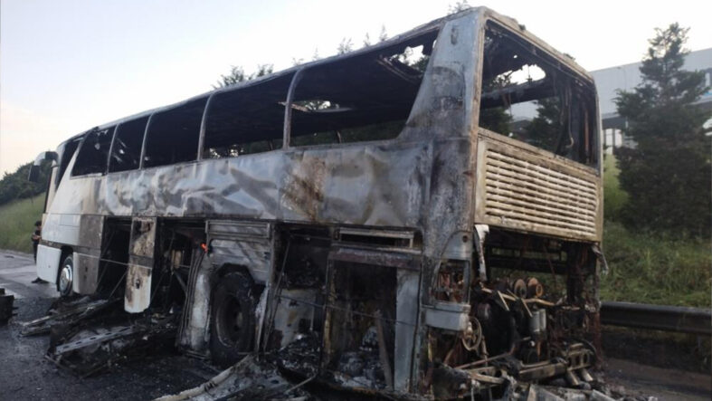 İstanbul'da faciadan dönüldü: Tur otobüsü seyir halindeyken alev alev yandı