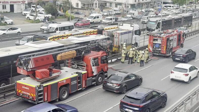 İstanbul'da metrobüs yangını
