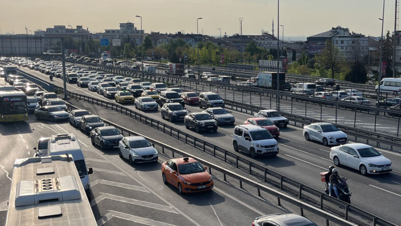 İstanbul'da trafik kilit! Yoğunluk yüzde 80'e çıktı