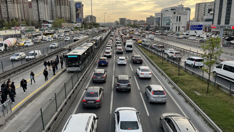İstanbul'da trafik kilit: Yoğunluk yüzde 80'e çıktı