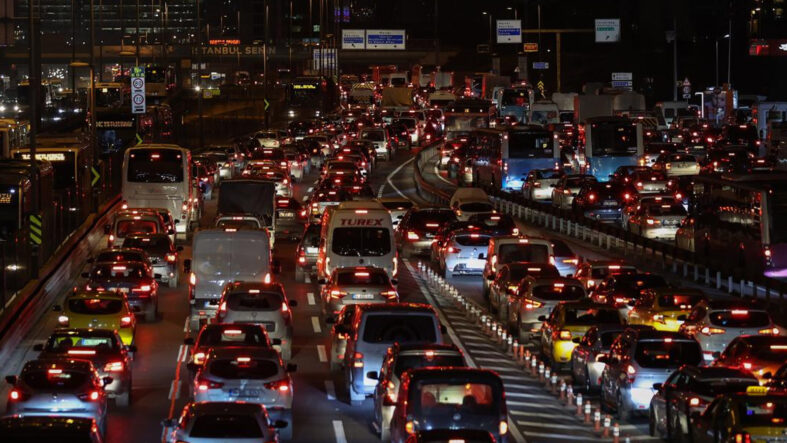 İstanbul'da trafik kilitlendi: Yoğunluk yüzde 87'ye ulaştı