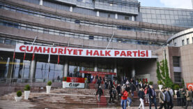 İstinafın CHP kurultay davası kararının ardından partililer, CHP Genel Merkezi'ne geldi