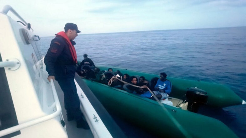 İzmir'de 26 kaçak göçmen yakalandı, 24 kaçak göçmen kurtarıldı