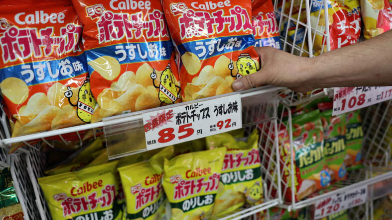 Japon şirket, savaş nedeniyle atıştırmalıkları siyah beyaz paketle çıkaracak