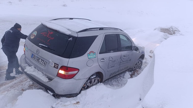 Kar yağışı ve fırtına yolu kesti