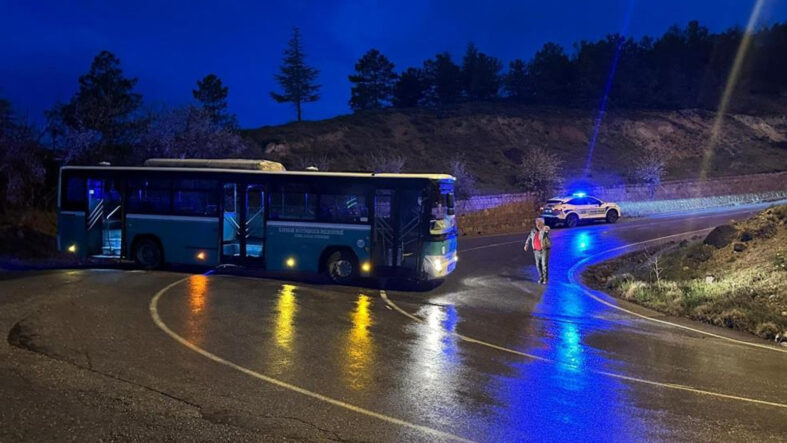 Kayseri'de akılalmaz olay: Çaldığı özel halk otobüsüyle kaza yaptı