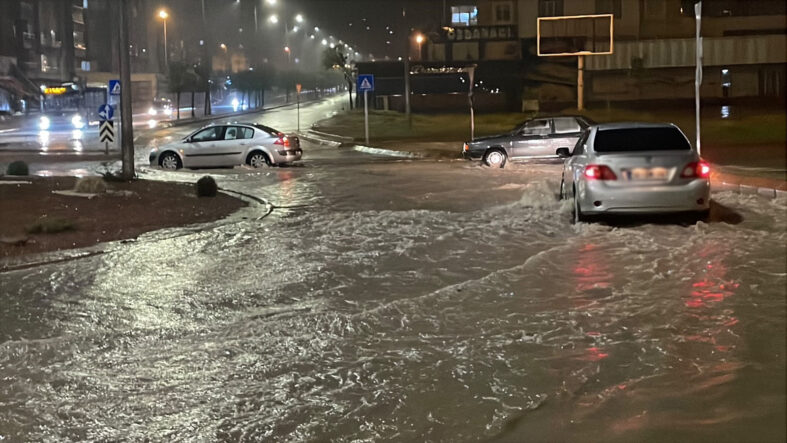 Kayseri'de sağanak sele dönüştü: Vatandaşlar zor anlar yaşadı
