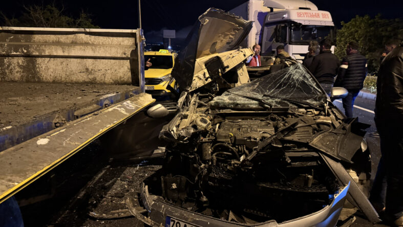 Kilis'te park halindeki tıra çarpan otomobildeki 2 kişi yaralandı