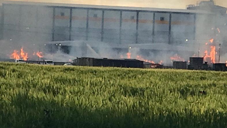 Konya’da kağıt fabrikasının bahçesindeki yangın korkuttu