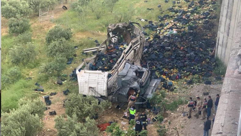 Korkunç kaza! Sebze yüklü tır viyadükten aşağı uçtu: 3 ölü, 3 yaralı