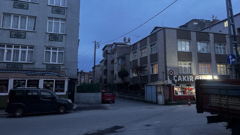 Küçükçekmece’de kahve önünde silahlı saldırı: Ortalık kan gölüne döndü