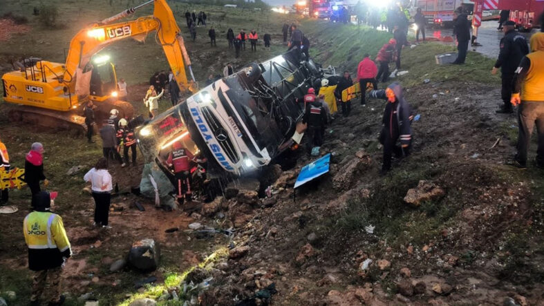 Malatya’da yolcu otobüsü devrildi: Ölü ve yaralılar var
