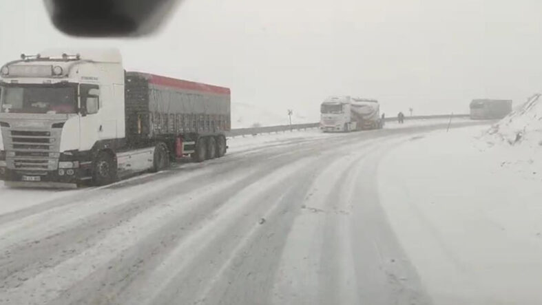 Mayısta bastıran kar ve tipi ulaşımı aksattı