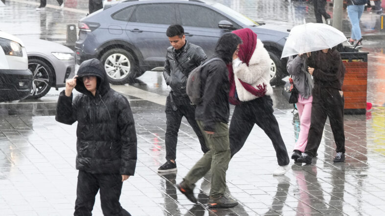 Meteoroloji tarih verdi İstanbul'a sağanak geliyor: Havalar ne zaman ısınacak?