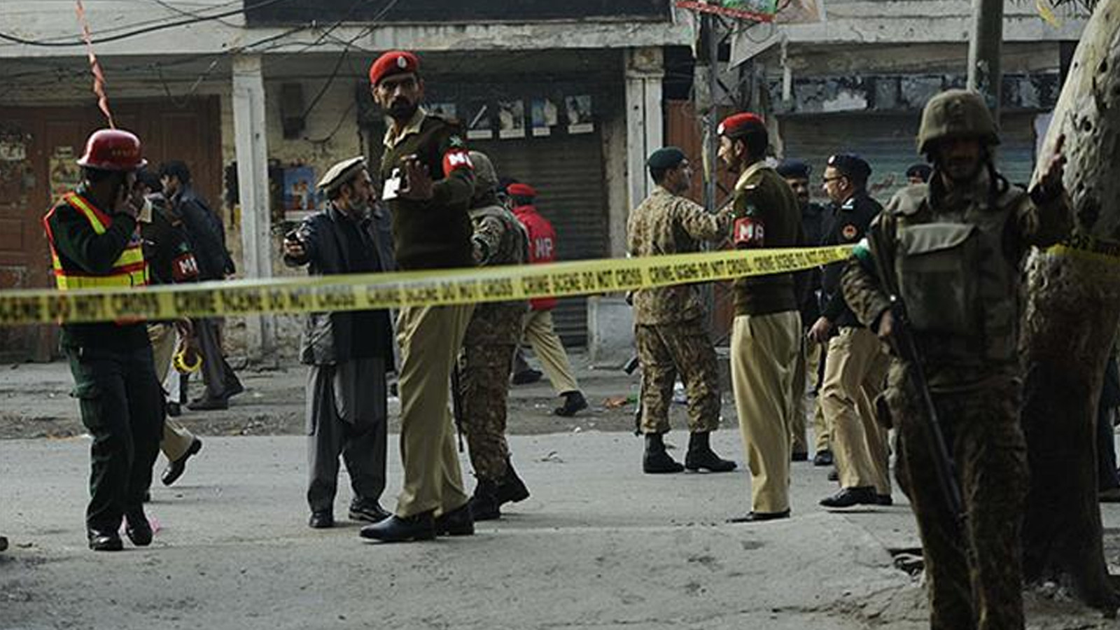 Pakistan’da karakola bombalı saldırı: 12 ölü, 2 yaralı
