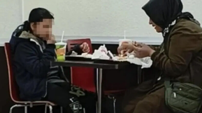 Restoran zincirinde skandal olay: Anne ve kızı "fakir" oldukları için içeri alınmak istenmedi