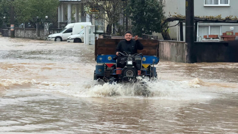 Sakarya'da sağanak yağış; dere taştı, mahalleyi su bastı