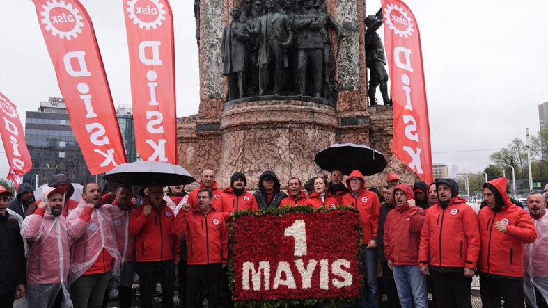Sendikalar Taksim Meydanı'ndaki Cumhuriyet Anıtı'na çelenk bıraktı