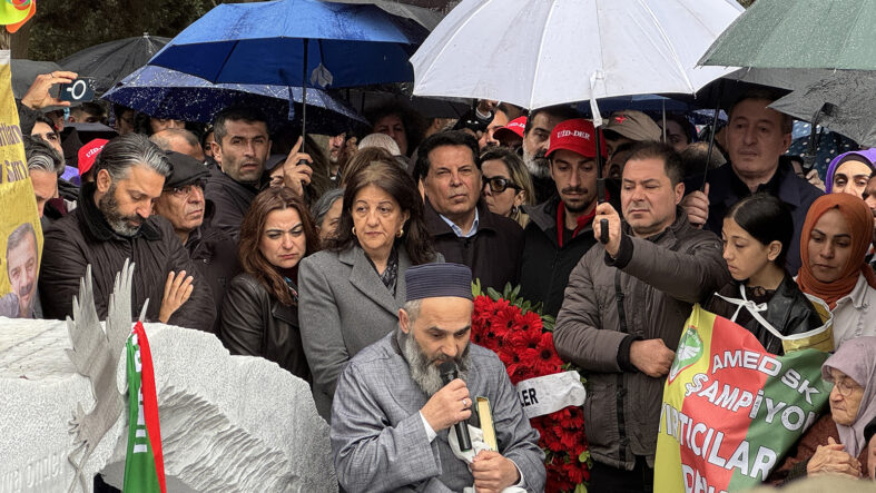 Sırrı Süreyya Önder vefatının birinci yılında kabri başında anıldı