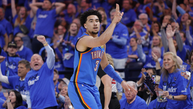 Son şampiyon Oklahoma City Thunder, Lakers karşısında seride öne geçti