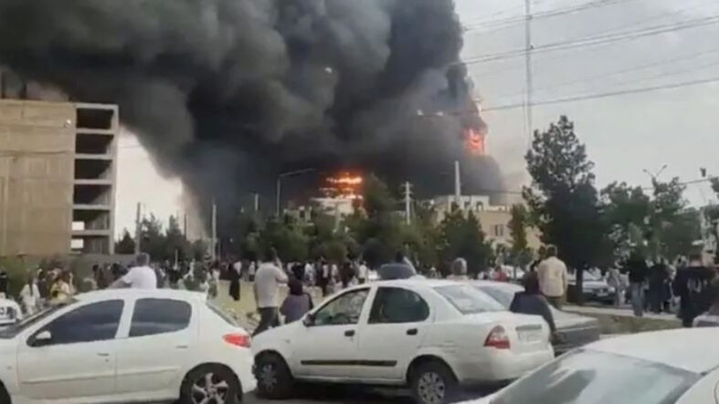 Tahran'da AVM yangını: 8 ölü