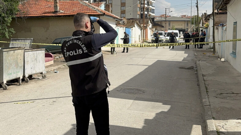 Tartıştığı 16 yaşındaki çocuğu başından tabancayla vurdu