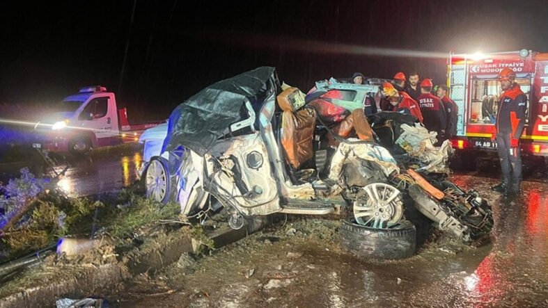 Uşak’ta 7 aracın karıştığı zincirleme kaza: 4 ölü 17 yaralı