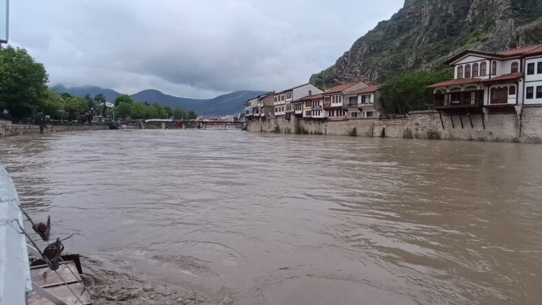 Uyarıların ardından açıklandı: Okullar için peş peşe tatil kararları geliyor