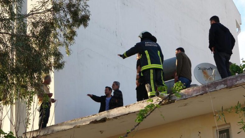 Üzerine benzin döküp çatıya çıktı, gazeteci oyaladı polis yakaladı