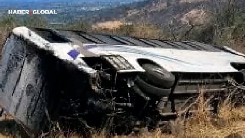 Virajı alamayan otobüs böyle devrildi: 11 ölü