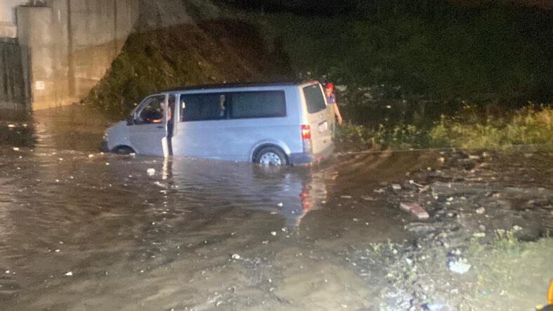 Yağış nedeniyle alt geçitte mahsur kalan anne-oğul kurtarıldı