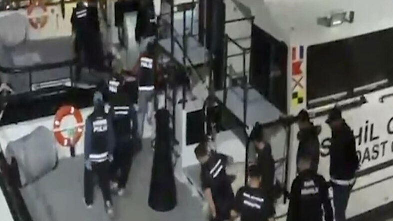 Yelkenli teknede 158 kilo esrar ele geçirildi; 8 tutuklama