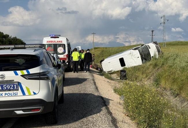 Diyarbakır'da yolcu minibüsü, şarampole devrildi: 19 yaralı