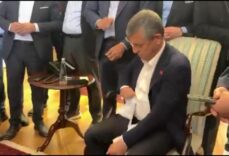 Özgür Özel'in tebligatı yırttığı görüntüler ortaya çıktı: "Koy masaya gelince okusun"