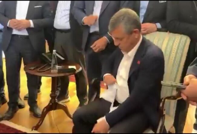 Özgür Özel'in tebligatı yırttığı görüntüler ortaya çıktı: "Koy masaya gelince okusun"