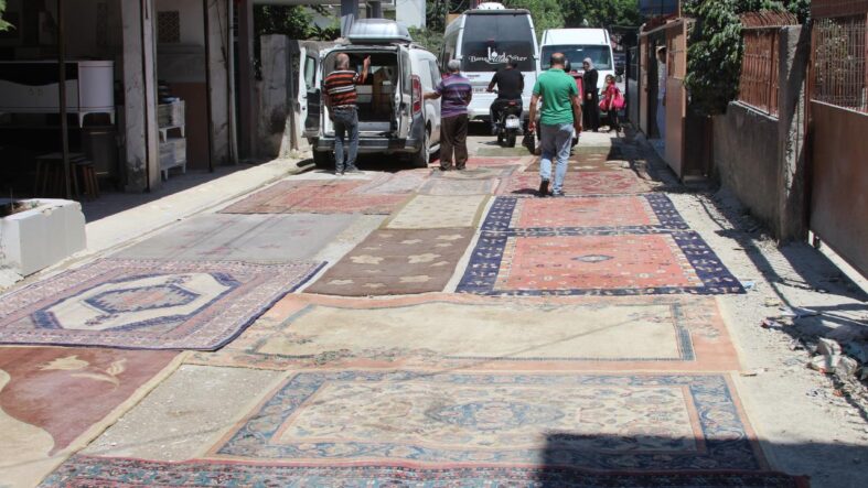 asfaltlanmayan-sokagin-tozundan-rahatsiz-olan-mahalleli-yola-hali-serdi.jpg