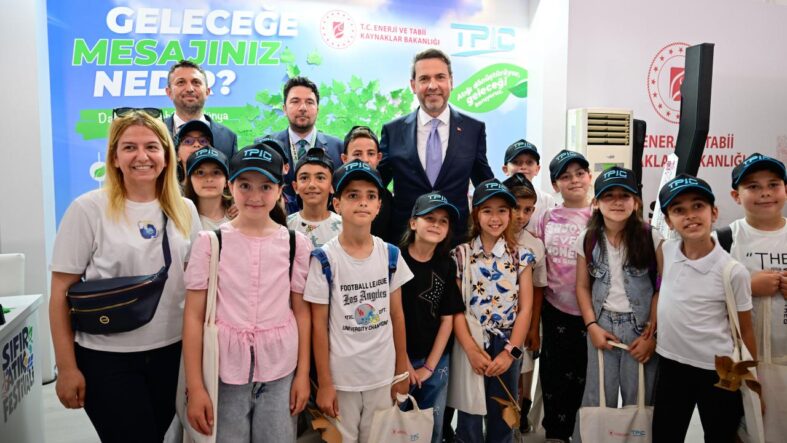 bakan-bayraktar-genclerimize-surdurulebilir-bir-gelecek-insa-etmeyi-surdurecegiz.jpg