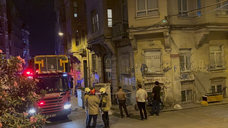 Beyoğlu'nda bir binanın duvarı çöktü! Bina sakinleri tahliye edildi