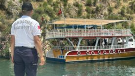 birecik-baraj-golunde-arizalanan-teknedeki-40-kisi-kurtarildi.jpg