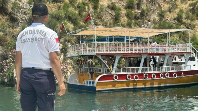 birecik-baraj-golunde-arizalanan-teknedeki-40-kisi-kurtarildi.jpg