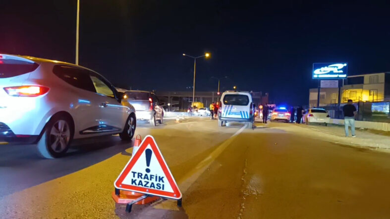 bursada-servis-midibusu-ile-otomobil-carpisti-6-yarali.jpg