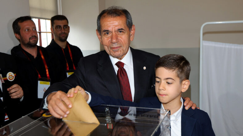 Dursun Özbek oyunu kullandı