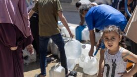 gazzede-israilin-yerinden-ettigi-filistinliler-hasereler-sicak-hava-ve-su-kitligiyla-mucadele-ediyor.jpg