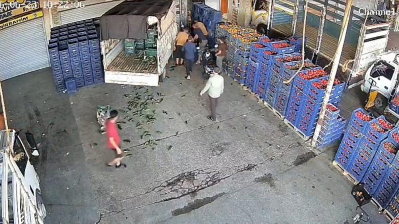 is-yerinin-onunde-otururken-kamyonet-carpti-kaza-ani-kamerada.jpg
