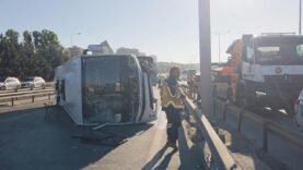 istanbulda-bariyerlere-carpan-midibus-devrildi-12-yarali.jpg