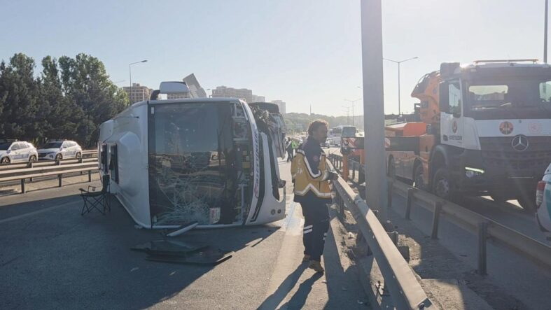 istanbulda-bariyerlere-carpan-midibus-devrildi-12-yarali.jpg
