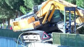İstanbul'da devrilen kepçe trafiği felç etti