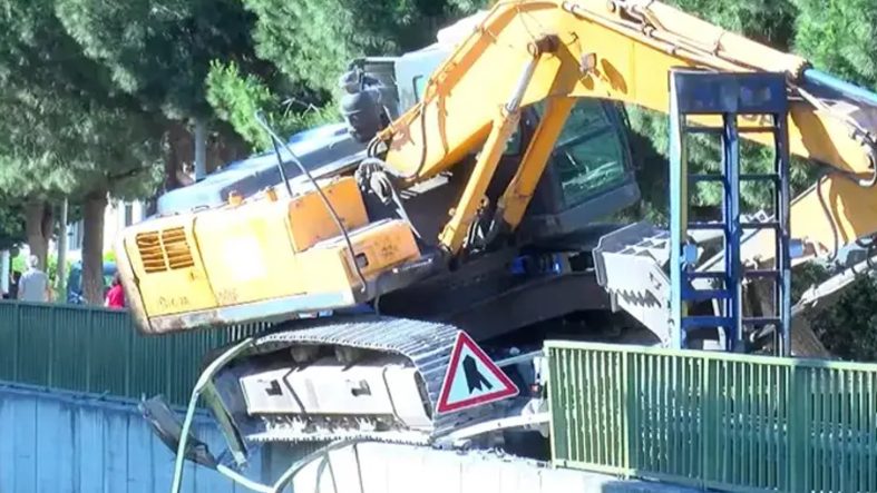 İstanbul'da devrilen kepçe trafiği felç etti