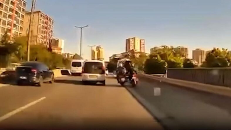 kartalda-motosikletli-emniyet-seridindeki-servise-carpti-kaza-ani-kamerada.jpg