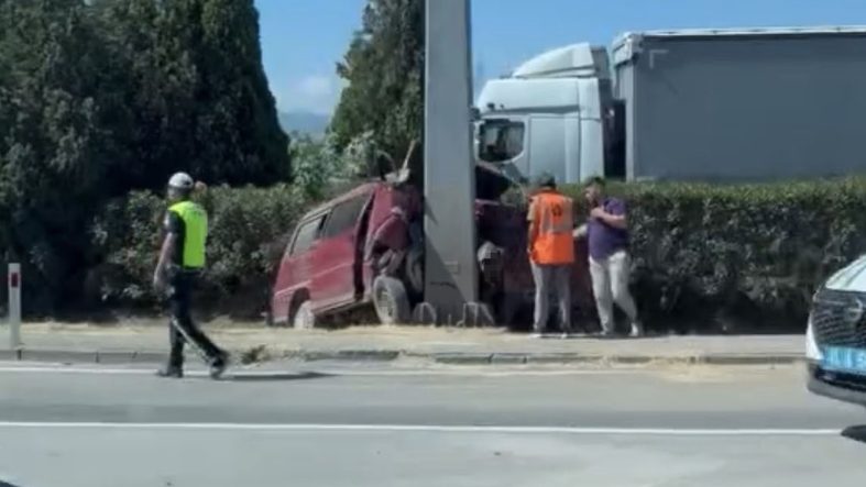 kocaelinin-panelvan-yon-tabelasina-carpti-1-olu-2-yarali.jpg